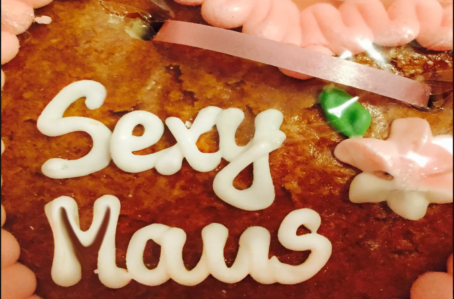 Gingerbread heart iced with the words Sexy Maus